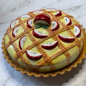 Adorable vintage Oggi 11” apple pie dish